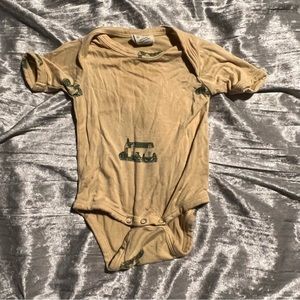 newborn bamboo onsie. Kate quinn barns, khaki. short sleeve onsie.